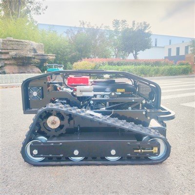 Lawnmower tracked li jaħdem bil-gażoline-